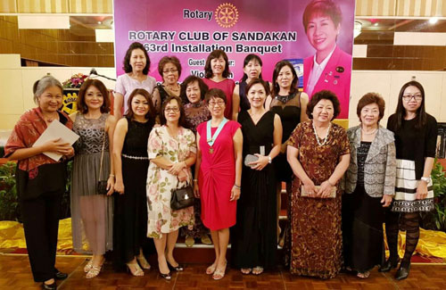 DC Viola Tsen with IWC Sandakan members at the Installation Banquet of the Rotary Club of Sandakan