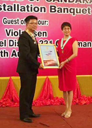 DC Viola Tsen receiving a memento from President Dany Tsang, Rotary Club of Sandakan